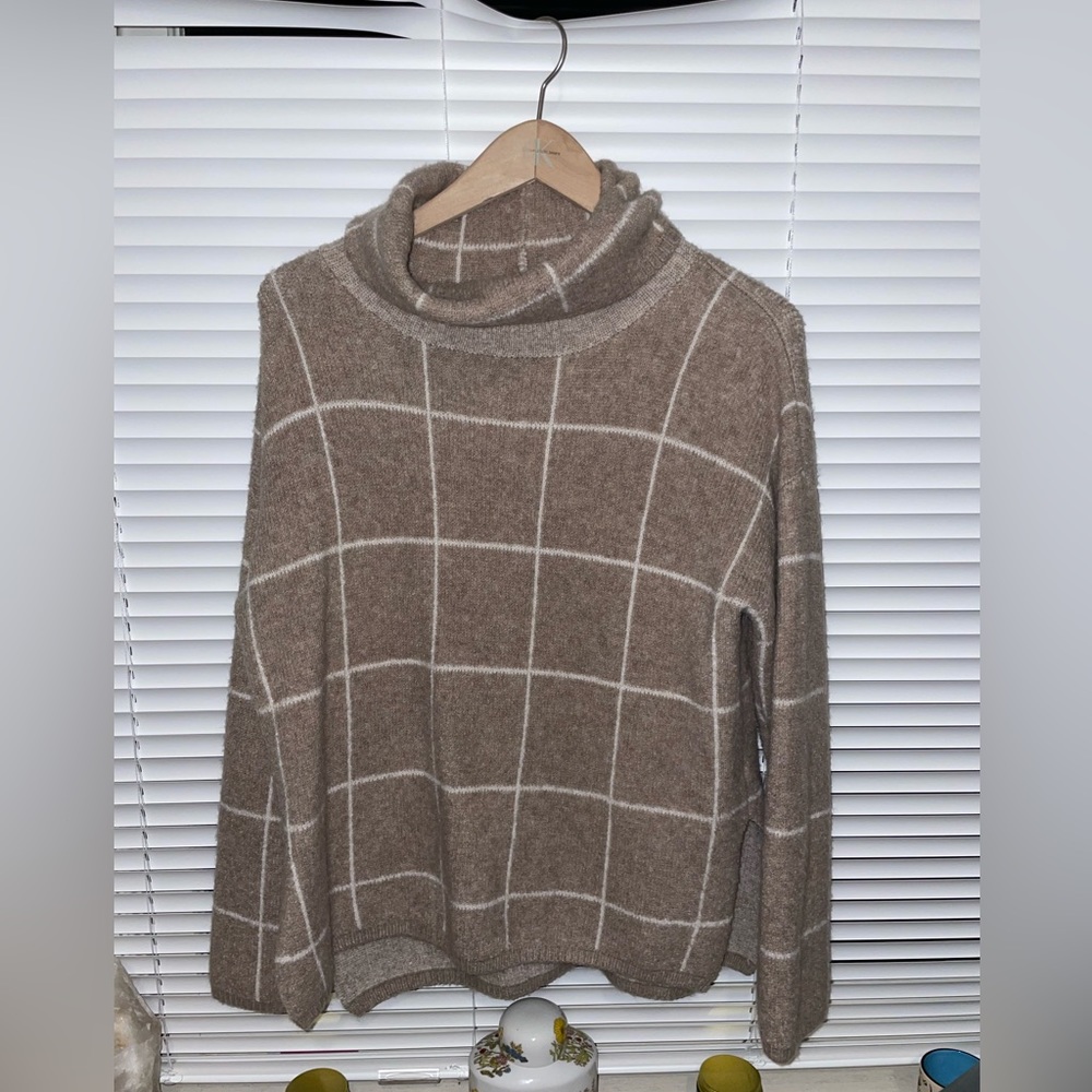 Tan/white Madewell turtleneck sweater, size M.